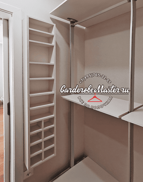Гардеробная система с обувными полками, вертикальным хранением и рабочей зоной