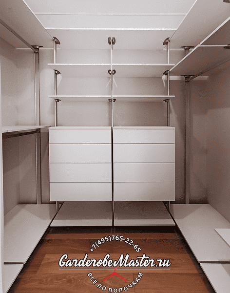 Симметричная гардеробная система с двумя блоками ящиков и верхними полками