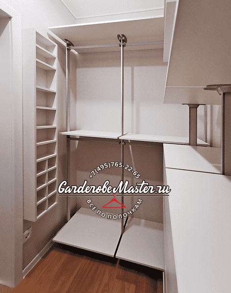 Угловая зона гардеробной системы с рабочей полкой и нижними опорными модулями