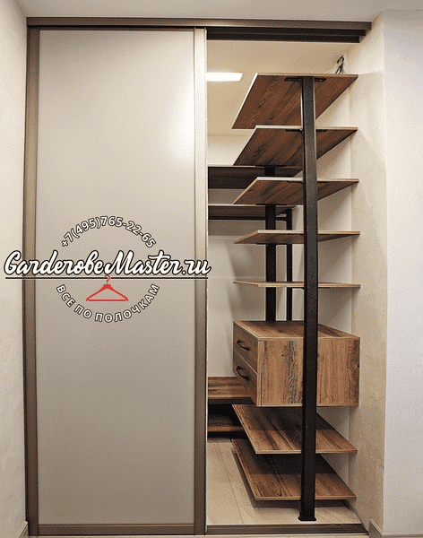 Гардеробная система с раздвижными дверями и внутренними модулями хранения из ЛДСП