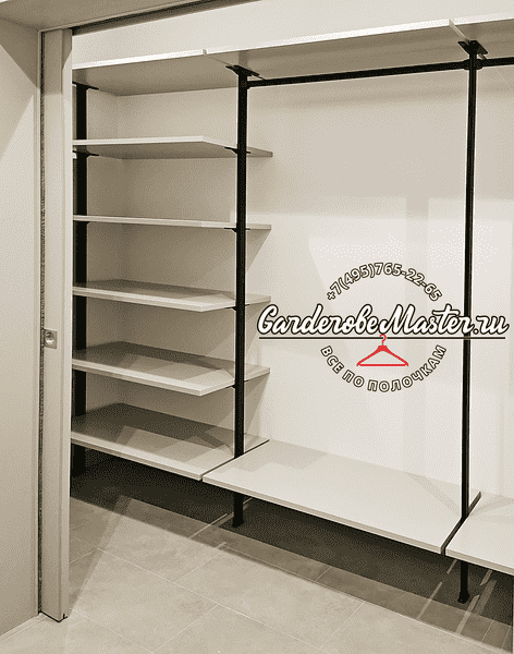 Гардеробная система с 5 полками и штангой для одежды в минималистичном исполнении