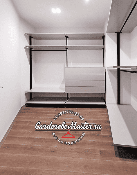 Гардеробная система с полками, комодом на 4 ящика и верхним уровнем хранения