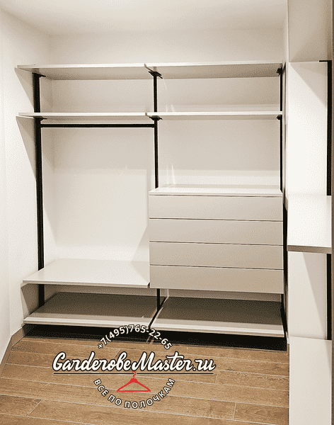 Гардеробная система с комбинированной компоновкой полок и выдвижного блока