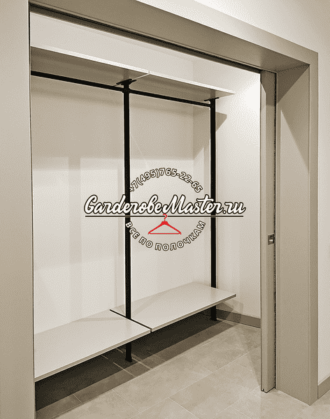 Открытая гардеробная ниша с штангой для одежды и нижней опорной платформой