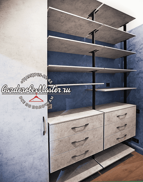 Модульная гардеробная система с полками и комодом в бетонной отделке