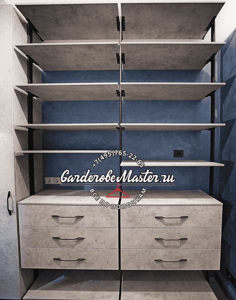 Гардеробная система с комодом на 4 ящика и верхними полками