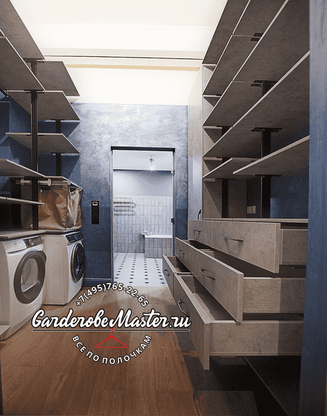 Проходная гардеробная с полками по обеим сторонам и хозяйственным блоком