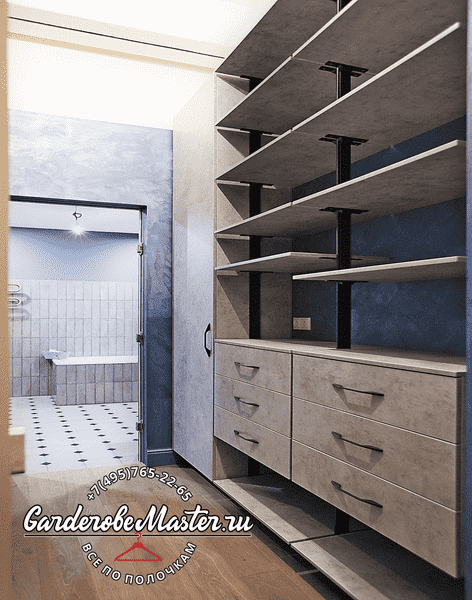 Гардеробная система с комодами, открытыми полками и нишей под аксессуары