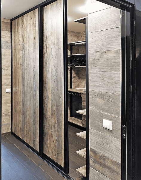 Раздвижные двери в гардеробную с декоративной отделкой под дерево