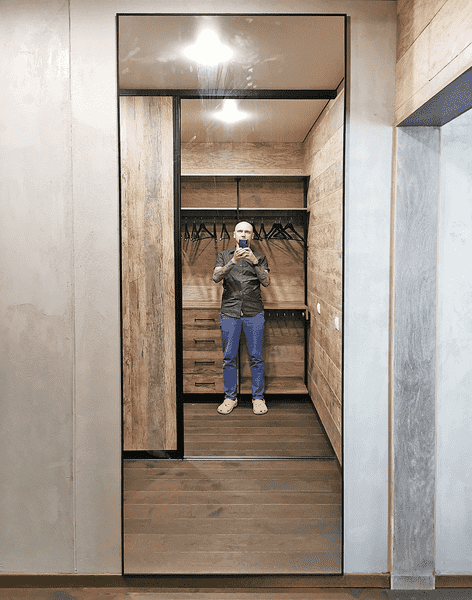 Зеркальные раздвижные двери гардеробной с внутренней системой хранения