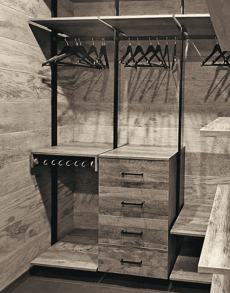 Гардеробная система с металлическим каркасом, двумя штангами для одежды, центральным комодом на 4 ящика и нижними опорными платформами для хранения обуви и коробок