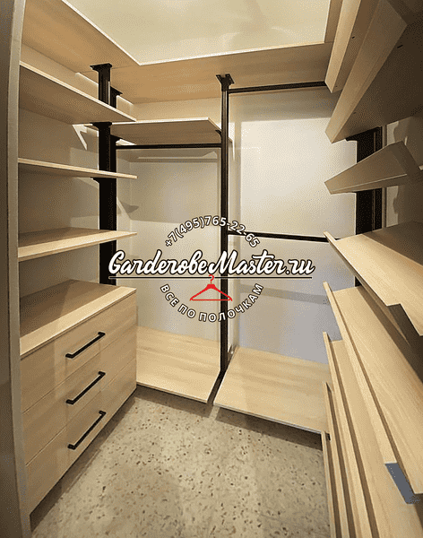 Гардеробная комната Гардеробная комната с открытой системой хранения из светлого шпона, металлический каркас чёрного цвета, полки разной глубины, выдвижные ящики и зона для длинной одежды, продуманная эргономика хранения