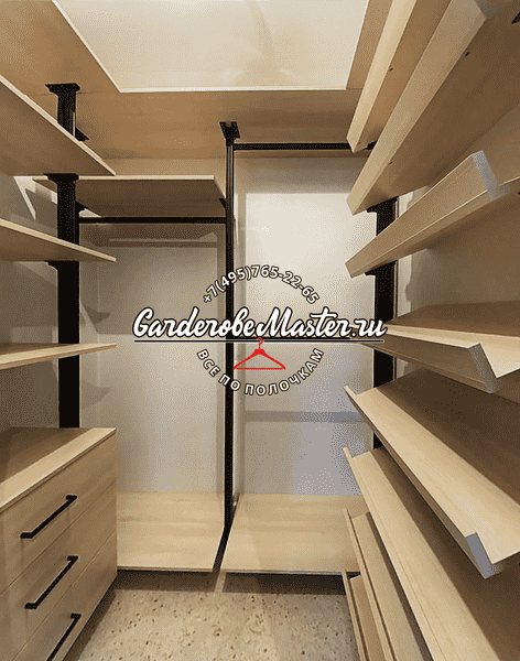 Открытая гардеробная Открытая гардеробная система с симметричной компоновкой, полки и штанги для одежды, выдвижные ящики по центру, встроенная потолочная подсветка по периметру