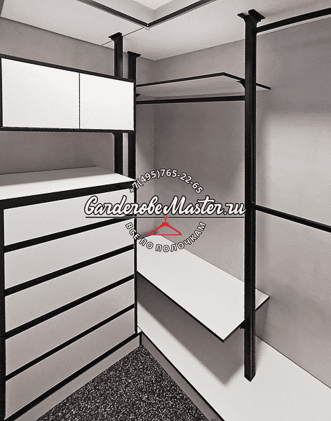 Гардеробная система Гардеробная система с белыми фасадами и чёрным металлическим каркасом, выдвижные ящики, полки и штанги для одежды, строгая геометрия и контрастное сочетание материалов