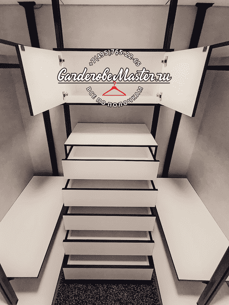 Центральный модуль Центральный модуль гардеробной с открытыми дверцами и каскадом выдвижных ящиков, симметричное расположение полок и боковых платформ, акцент на функциональности