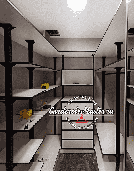 Процесс монтажа Процесс монтажа гардеробной системы: открытые полки, выдвижные ящики и металлический каркас, демонстрация конструкции и этапов сборки без декоративных элементов