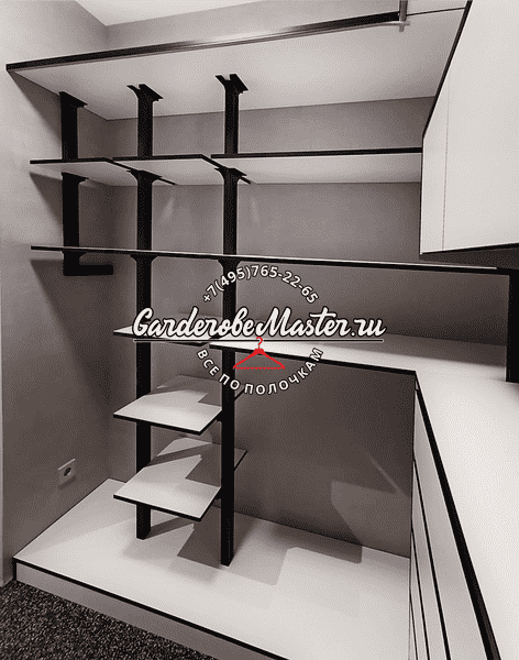 Открытая угловая Открытая угловая гардеробная система с многоуровневыми полками и штангами, компактное использование пространства, чёрно-белое цветовое решение