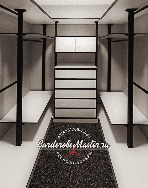 Гардеробная система Гардеробная система с симметричной компоновкой, белые полки и выдвижные ящики, чёрный металлический каркас, центральный модуль хранения и аккуратное зонирование пространства