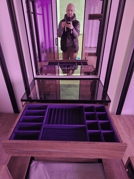 Индивидуальный выдвижной Индивидуальный выдвижной ящик для аксессуаров с бархатным органайзером фиолетового цвета, стеклянная столешница, премиальная детализация и удобство сортировки