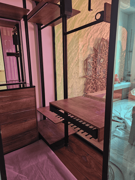 Функциональный модуль Функциональный модуль гардеробной с выдвижной брючницей и рабочей поверхностью, чёрный металлический каркас, тёплая древесная текстура