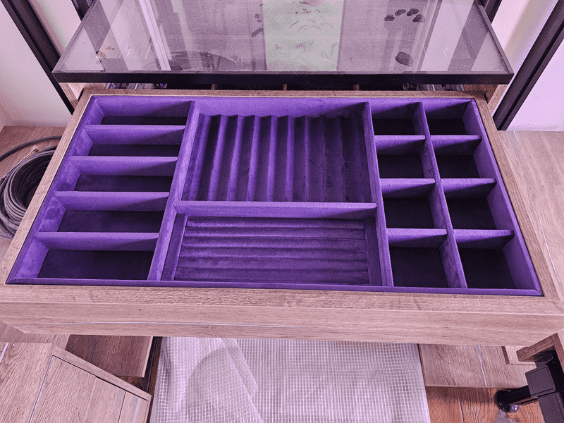 Детальный вид Детальный вид органайзера для украшений и аксессуаров, индивидуальные секции, бархатное покрытие, акцент на премиальное хранение мелочей