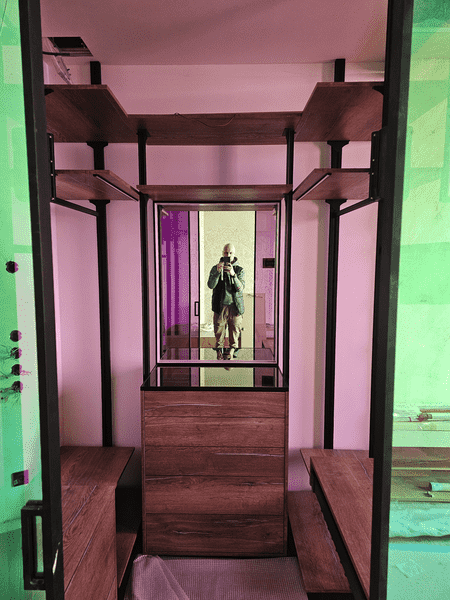 Гардеробная Гардеробная с центральным модулем и зеркалом, комбинирование открытых полок и закрытых ящиков, мягкая декоративная подсветка