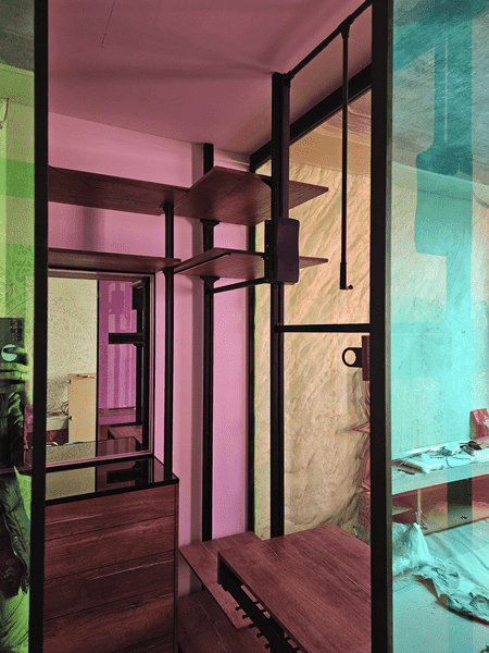 Гардеробная система Гардеробная система с деревянными модулями и металлическим каркасом