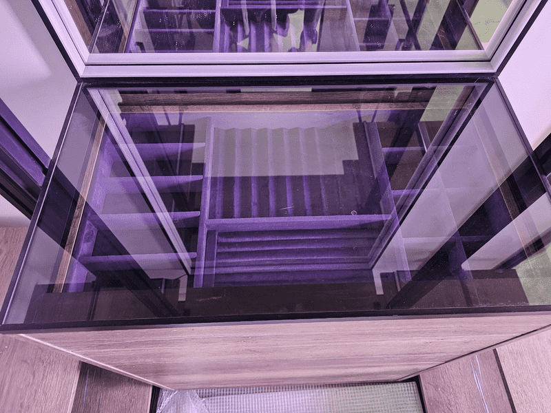 Стеклянная витрина Стеклянная витрина с выдвижным органайзером для аксессуаров