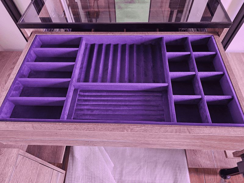 Выдвижной ящик Выдвижной ящик с флокированным органайзером фиолетового цвета
