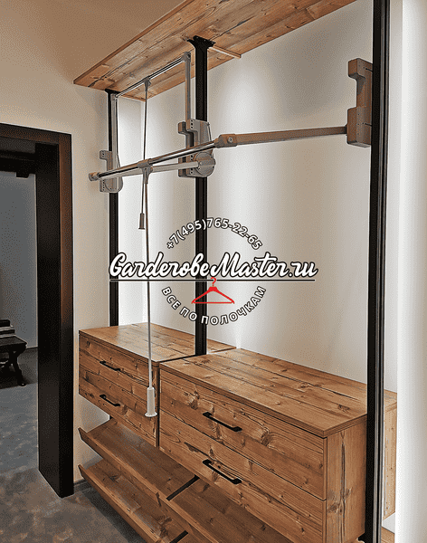 Гардеробная система Гардеробная система с деревянными полками и металлическим каркасом в индустриальном стиле