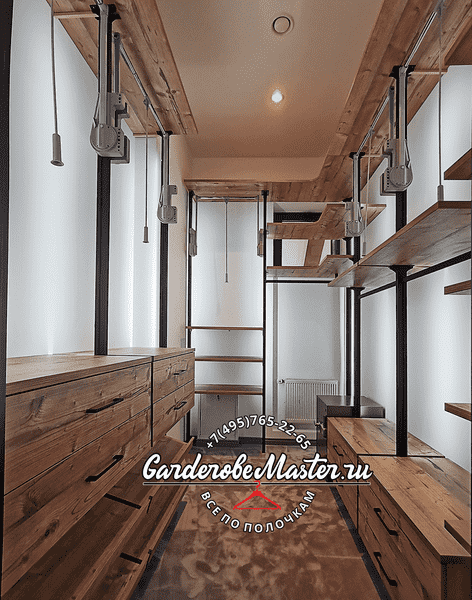 Общий вид Общий вид гардеробной комнаты с натуральным деревом, металлическими стойками и продуманной планировкой
