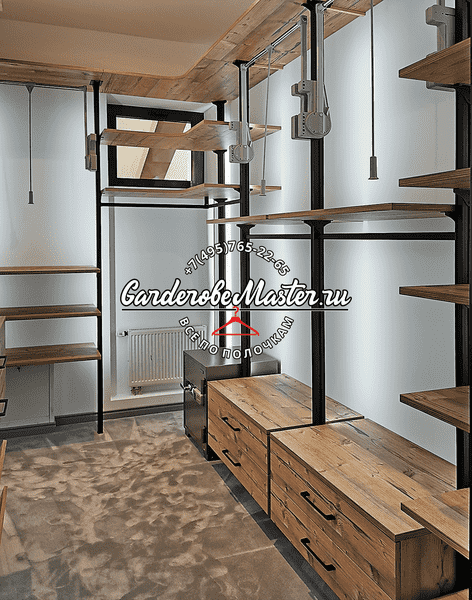 Гардеробная комната Гардеробная комната с деревянными модулями хранения, открытыми полками и индустриальной фурнитурой