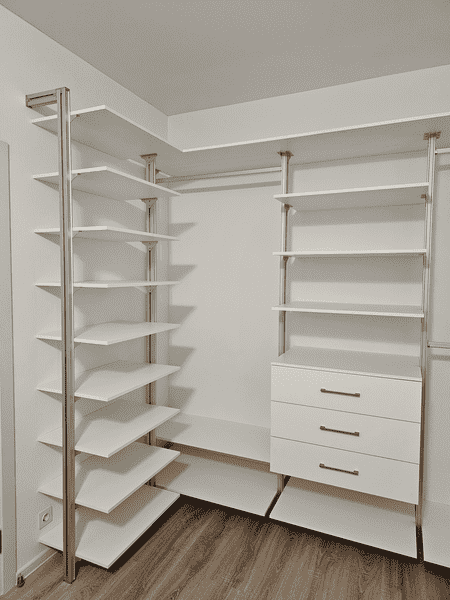 Фрагмент белой Фрагмент белой гардеробной системы с открытыми полками и напольным модулем хранения