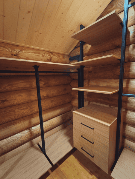 Гардеробная система Гардеробная система в мансардном помещении, выполненная как гардеробная на заказ с учётом наклонов кровли и сложной геометрии. Система хранения построена на металлическом каркасе и обеспечивает рациональное размещение одежды и вещей.