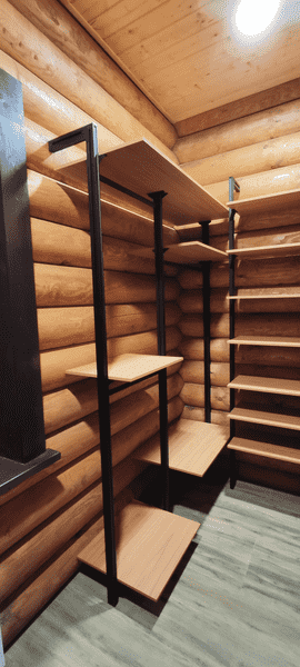 Открытая гардеробная Открытая гардеробная система с полками и зонами для хранения одежды, адаптированная под деревянный интерьер дома. Гардеробная на заказ обеспечивает удобную организацию пространства без потери полезной площади.