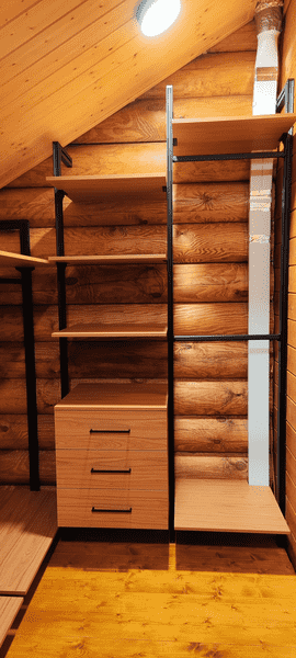 Гардеробная система Гардеробная система с вертикальными стойками и встроенным комодом для хранения вещей. Функциональная система хранения подходит для частных домов и мансардных этажей.