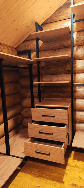 Открытая гардеробная Открытая гардеробная система вдоль стены с равномерным распределением полок и ниш. Система хранения подходит для размещения одежды, коробок и аксессуаров.