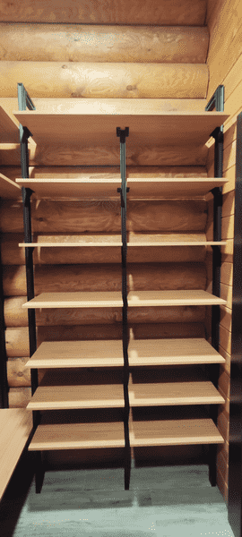 Гардеробная система Гардеробная система с учётом наклонного потолка, выполненная в формате гардеробной на заказ. Конструкция сохраняет максимальный объём хранения даже в сложных помещениях.