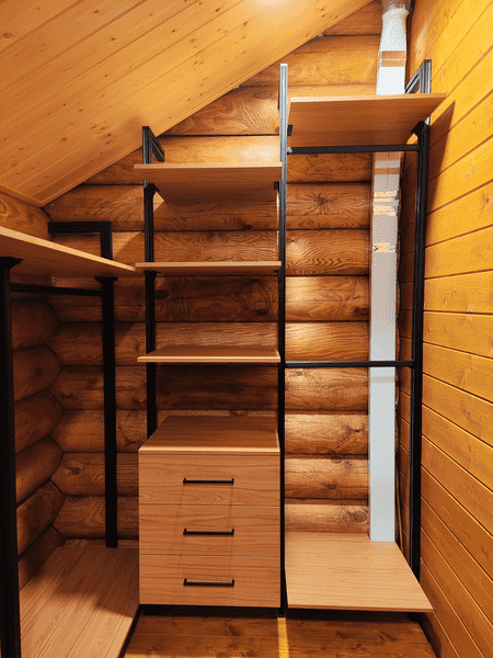 Компактная гардеробная Компактная гардеробная система с комодом и открытыми секциями для хранения одежды. Система хранения рассчитана на частный дом и мансардные пространства.