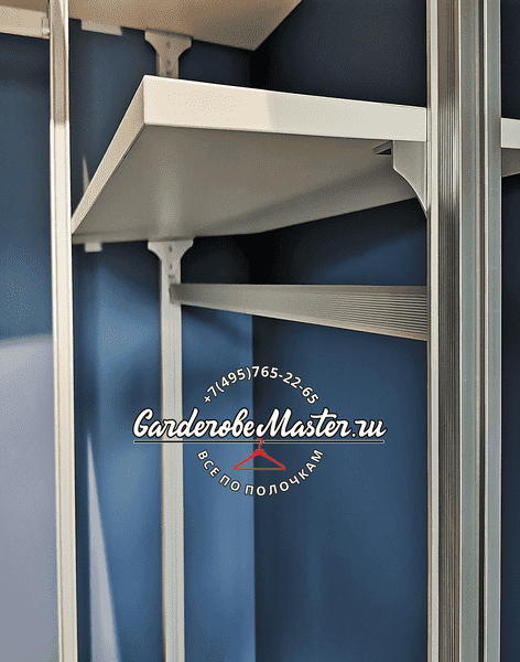 Гардеробная система Гардеробная система в нише с открытыми полками и металлическим каркасом, выполненная в современном стиле для квартиры или дома.