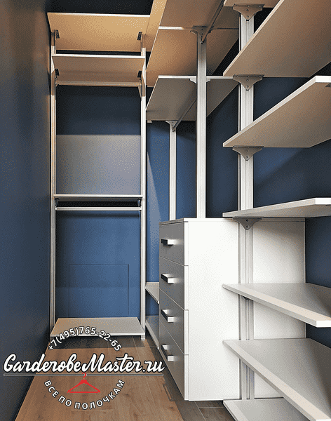 Гардеробная комната Гардеробная комната с модульными полками и вертикальными стойками, решение для компактного хранения.
