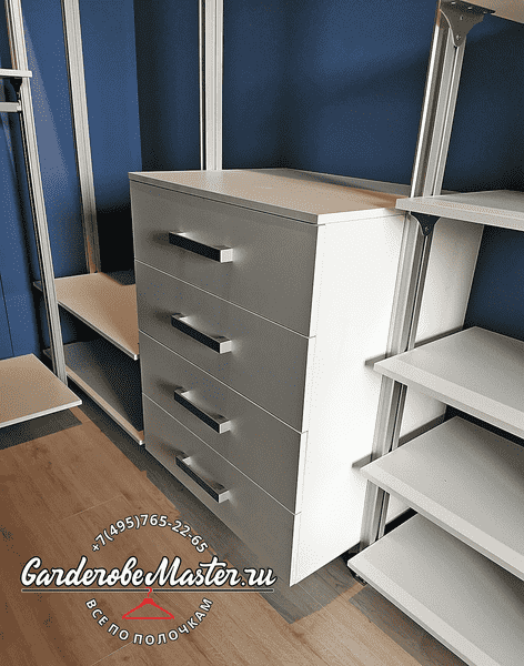 Комод Комод с выдвижными ящиками в составе гардеробной системы, минималистичный дизайн и строгая геометрия.