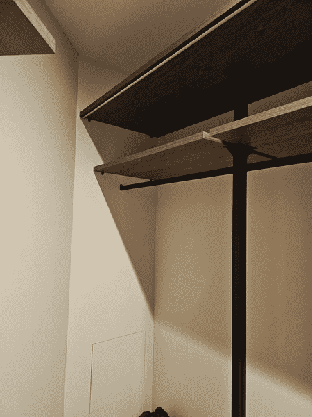 Открытая гардеробная Открытая гардеробная система с полками и металлическими опорами, выполненная в нейтральных оттенках.