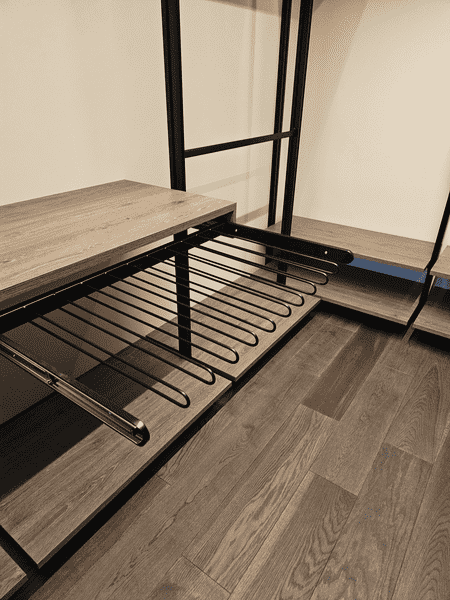 Выдвижная корзина Выдвижная корзина для брюк в составе гардеробной системы, металлическое исполнение.