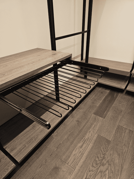 Выдвижной брючный Выдвижной брючный модуль с направляющими, интегрированный в гардеробную систему.