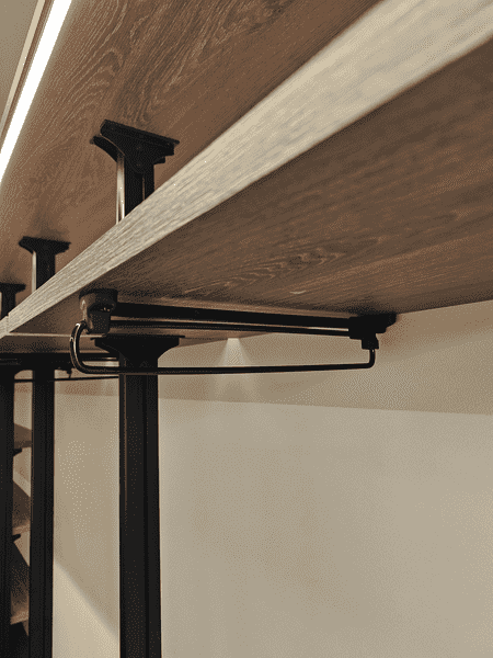 Деталь крепления Деталь крепления полок и штанг в гардеробной системе с металлическим каркасом.