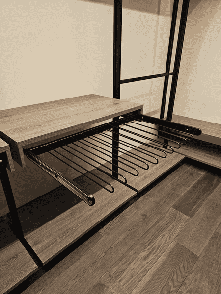 Открытая гардеробная Открытая гардеробная система вдоль стены с полками и нижними секциями.