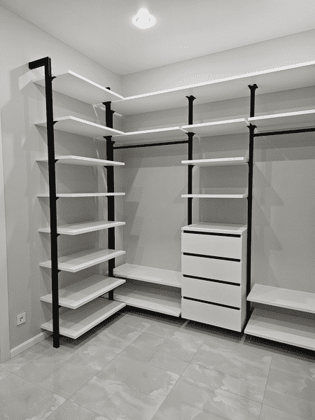 Белая гардеробная Белая гардеробная система с полками