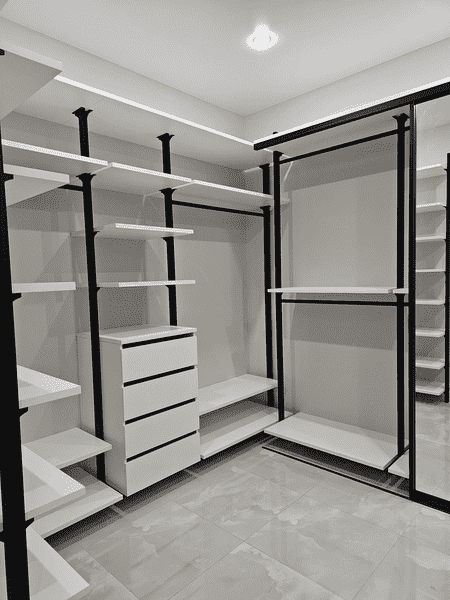 Угловая гардеробная Угловая гардеробная система с открытыми модулями и полками. Современная гардеробная комната с рациональной планировкой пространства.