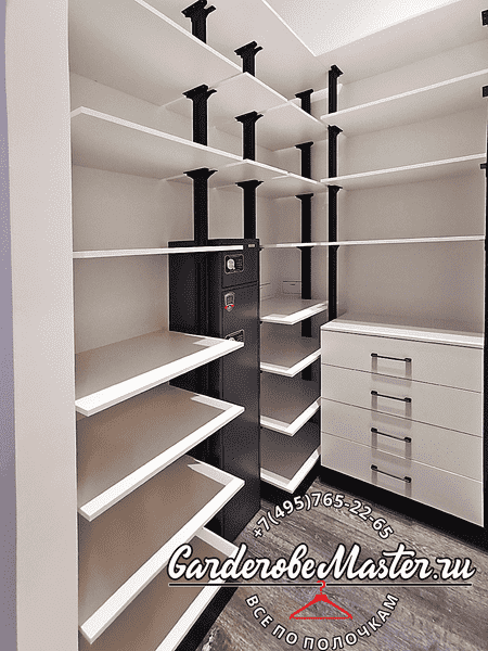 Гардеробная система Гардеробная система с выдвижными ящиками и вертикальными стойками. Практичное решение для хранения одежды и аксессуаров.